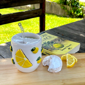 Canlı limon deseniyle süslenmiş bu el yapımı seramik mug, mutfağınıza taptaze bir enerji katıyor. Sarı tonların hakim olduğu limon motifleri, yaz havasını her yudumda hissettirirken, kaliteli seramik malzeme sıcak içeceklerinizi uzun süre sıcak tutar. 300 ml hacmiyle kahve, çay ve bitki çayları için ideal olan bu dekoratif kupa, hem günlük kullanım hem de hediye seçeneği olarak öne çıkıyor. Modern ve doğal bir tarz arayanlar için mükemmel bir tercih.